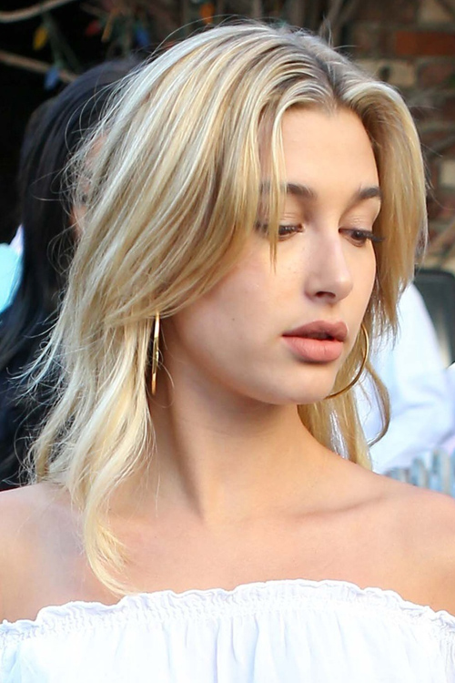 Hailey Baldwin Straight Light Brown All Over Highlights Overgrown Bangs Hairstyle Steal Her Style 4582