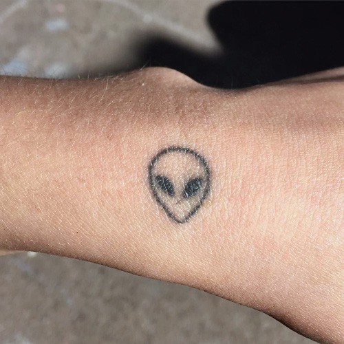 Minimal space ship and alien tattoo on the arm  wwwotziappcom  Tatuagem  casal Tatuagem Tatuagens