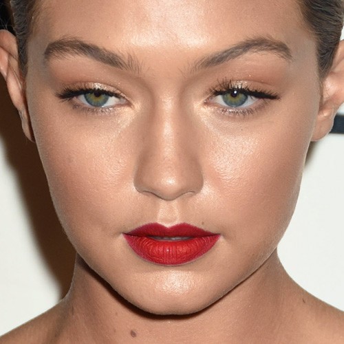 Gigi Hadid Makeup: Black Eyeshadow, Gold Eyeshadow & Red Lipstick ...