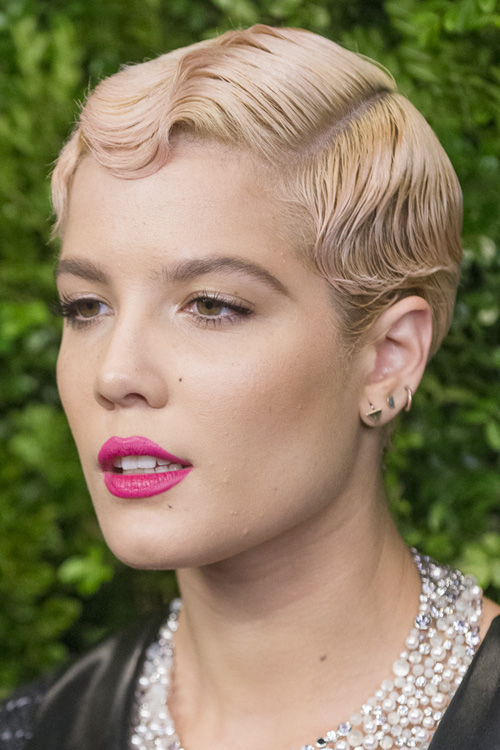 Halsey Wavy Honey Blonde Retro Hairstyle | Steal Her Style