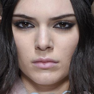 Kendall Jenner Makeup: Black Eyeshadow, Brown Eyeshadow & Mauve ...