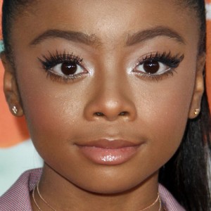 Skai Jackson Makeup: Black Eyeshadow, Nude Eyeshadow & Mauve Lipstick