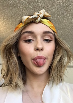 Acacia Brinley Clark's Hairstyles & Hair Colors | Steal Her Style