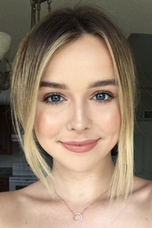 Acacia Brinley Clark's Hairstyles & Hair Colors | Steal Her Style