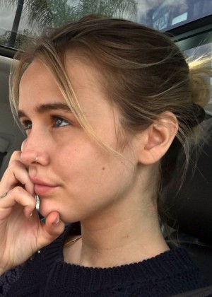 Acacia Brinley Clark's Hairstyles & Hair Colors | Steal Her Style