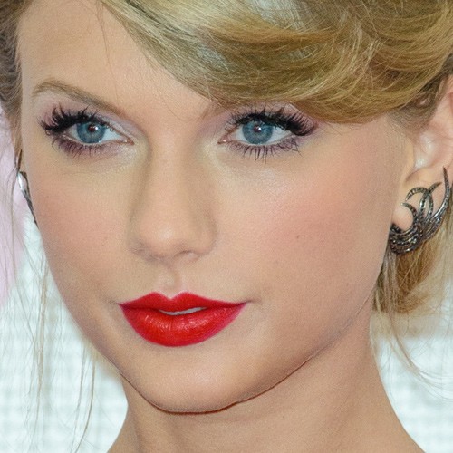 Taylor Swift Makeup: Beige Eyeshadow, Black Eyeshadow, & Red Lipstick | Steal Her Style