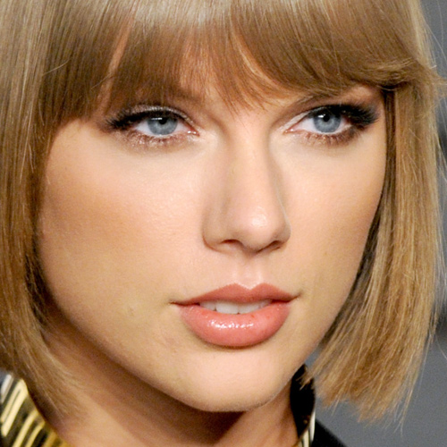 Taylor Swift Makeup: Pink Eyeshadow & Fuchsia Lipstick | Steal Her Style