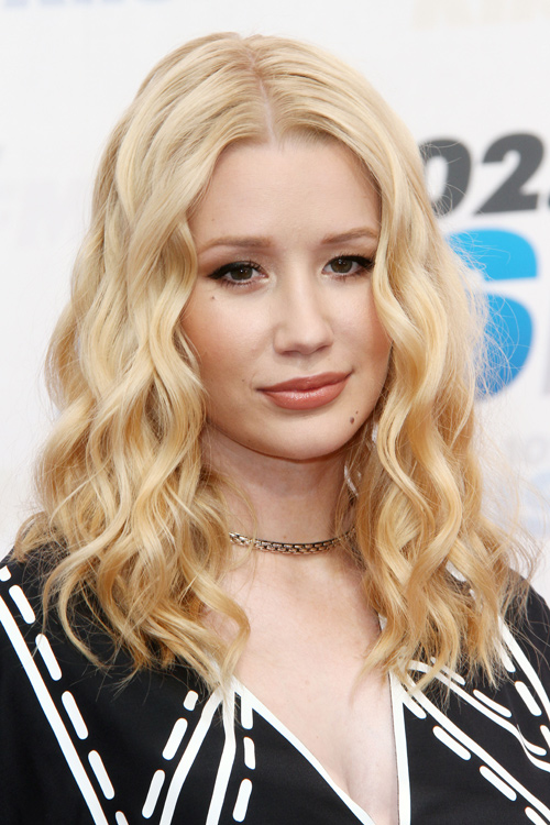 Iggy Azalea Wavy Golden Blonde Barrel Curls Hairstyle Steal Her Style 5038