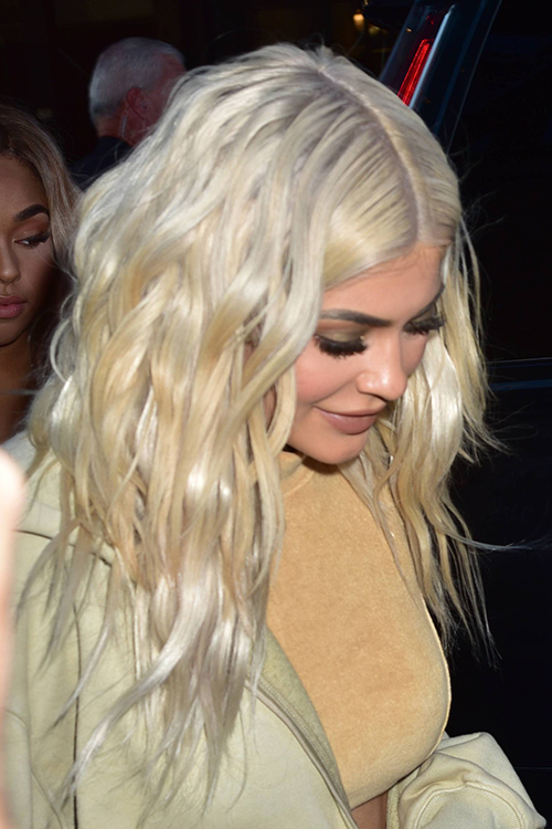 Kylie Jenner Wavy Platinum Blonde Choppy Layers, Loose 