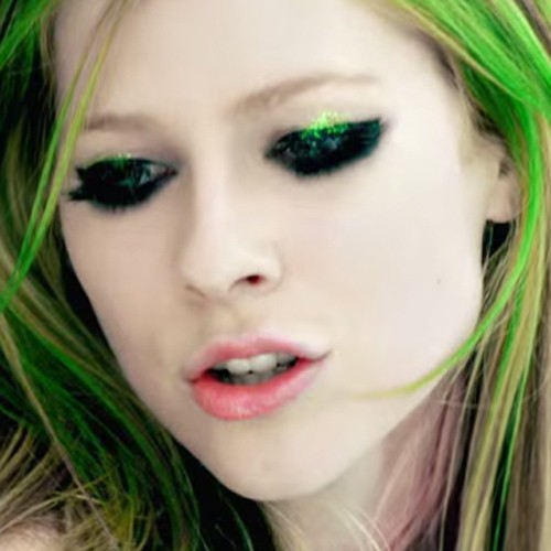 Avril Lavigne Makeup: Black Eyeshadow, Green Eyeshadow & Pale Pink ...