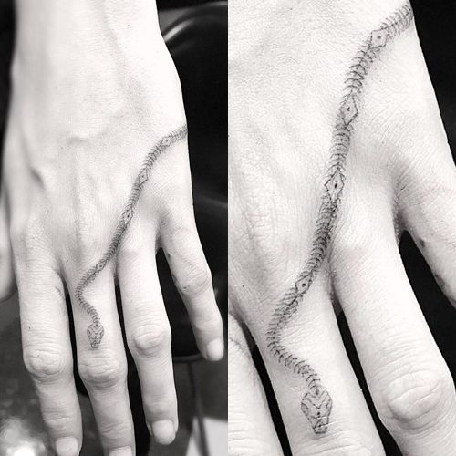 snake tattoo on my own finger :) @seaweedsnak on IG : r/sticknpokes