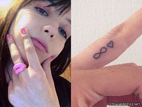 25 Beautiful and Meaningful Finger Tattoos for Women