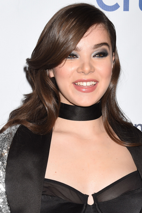 Hailee Steinfeld Wavy Medium Brown Hairstyle | Steal Her Style