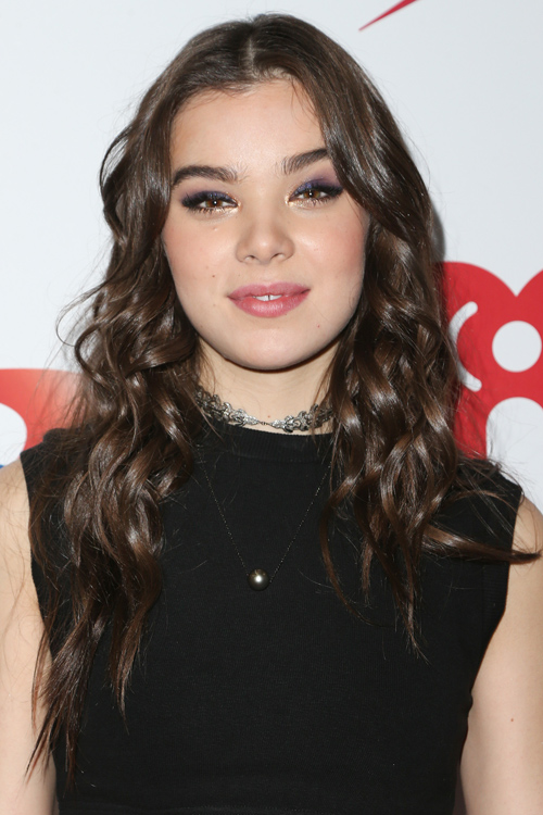 Hailee Steinfeld Wavy Medium Brown Barrel Curls Hairstyle | Steal Her Style