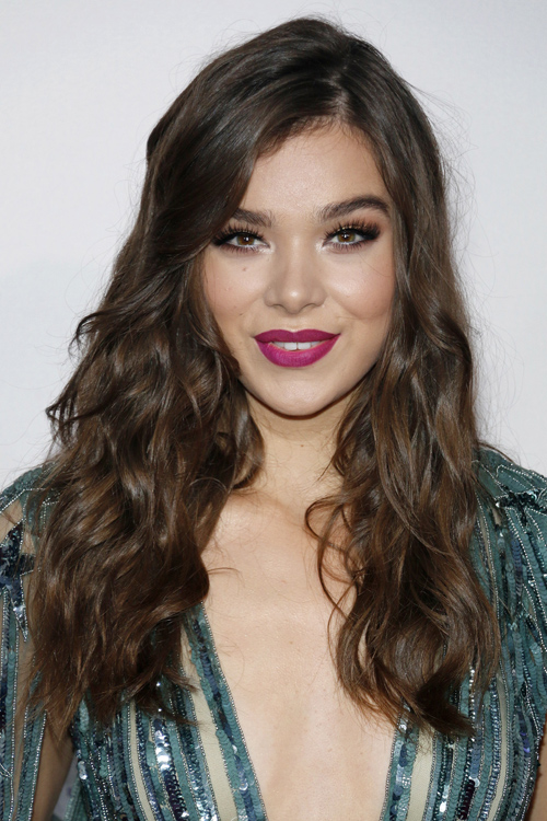 Hailee Steinfeld Wavy Medium Brown Loose Waves Hairstyle | Steal Her Style