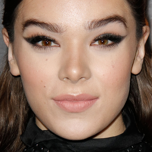 Hailee Steinfeld Makeup: Black Eyeshadow, Bronze Eyeshadow & Mauve ...