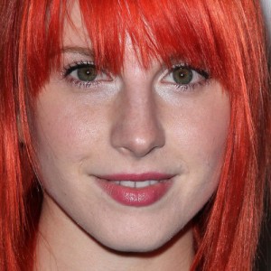 Hayley Williams Makeup: Nude Eyeshadow & Burgundy Lipstick | Steal Her