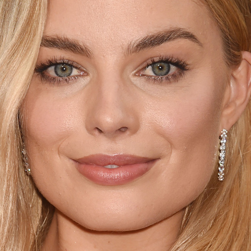 Margot Robbie Makeup Black Eyeshadow Taupe Eyeshadow And Red Lipstick Steal Her Style