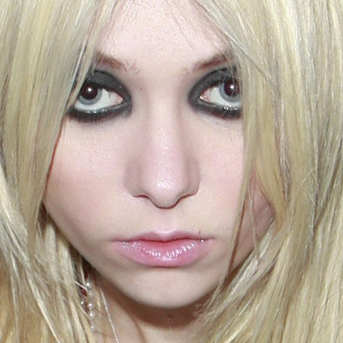 Taylor Momsen Makeup: Black Eyeshadow, Charcoal Eyeshadow & Pink Lip