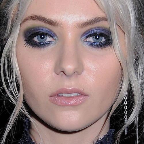 Taylor Momsen Makeup: Black Eyeshadow, Purple Eyeshadow & Pink Lip