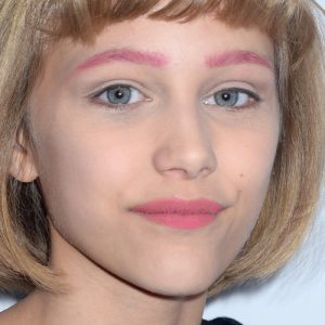 Grace Vanderwaal Makeup: Black Eyeshadow, Bronze Eyeshadow & Nude
