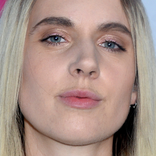 MØ Makeup: Gold Eyeshadow, Pink Eyeshadow & Pale Pink Lipstick | Steal ...