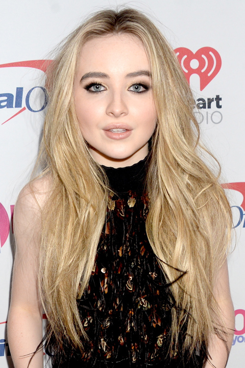 Sabrina Carpenter Wavy Light Brown All-Over Highlights, Dark Roots ...