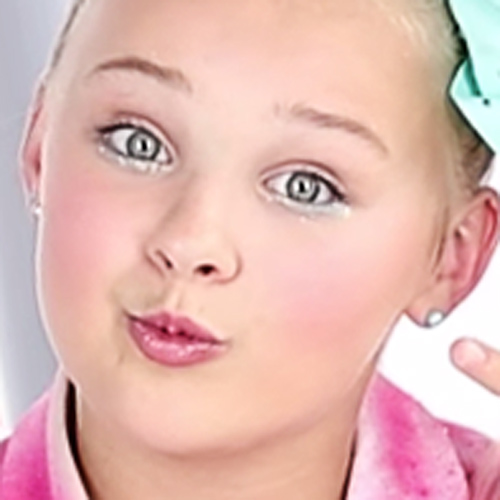 Jojo Siwa Makeup Blue Eyeshadow Nude Eyeshadow White Eyeshadow Metallic Pink Lipstick