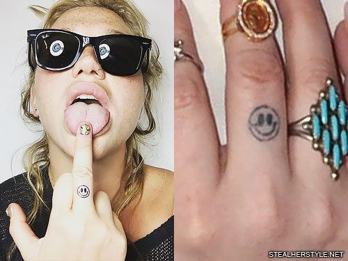 Kesha Smiley Face Knuckle Tattoo Steal Her Style