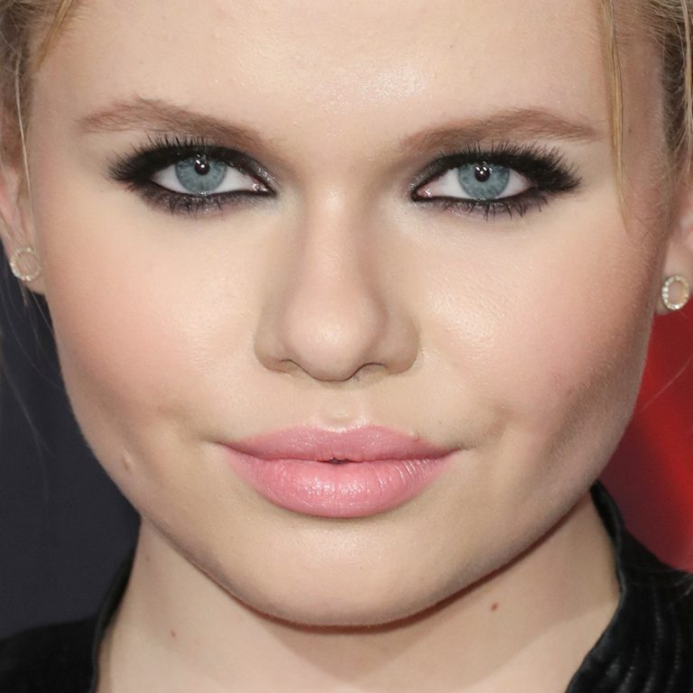 Alli Simpson S Makeup Photos And Products Steal Her Style