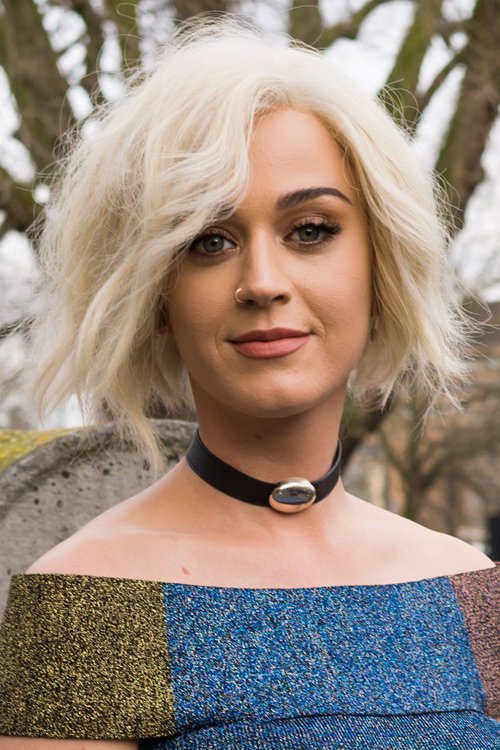 Katy Perry Wavy Platinum Blonde Bob, Shaggy Bob Hairstyle 