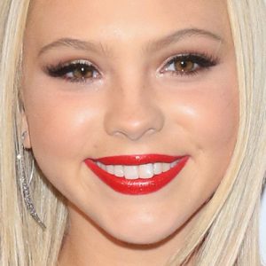 Nina Dobrev Makeup: Bronze Eyeshadow, Taupe Eyeshadow & Clear Lip Gloss