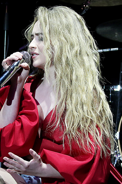 Sabrina Carpenter Wavy Light Brown All-Over Highlights 