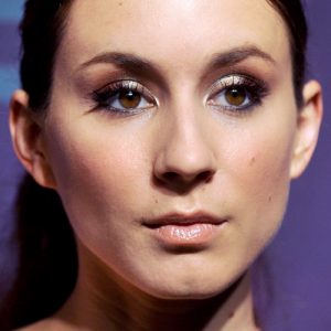 Rihanna Makeup: Beige Eyeshadow, Black Eyeshadow, Gray Eyeshadow