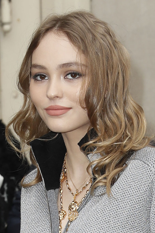 Lily Rose Depp Wavy Light Brown Angled Loose Waves Hairstyle Steal Her Style 