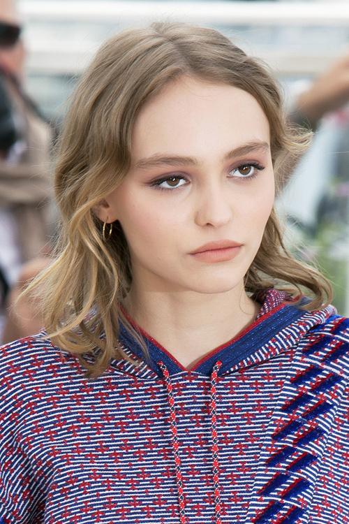 Lily Rose Depp Wavy Light Brown Loose Waves Hairstyle | Steal Her Style