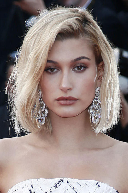 Hailey Baldwin Wavy Platinum Blonde Bob, Dark Roots, Messy Hairstyle ...