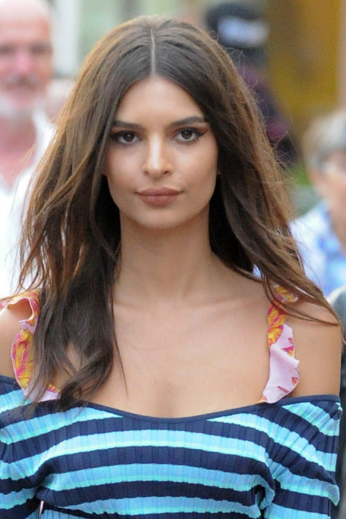 Emily Ratajkowski Wavy Medium Brown Messy, Side Part Hairstyle | Steal ...