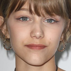 Grace Vanderwaal Makeup: Black Eyeshadow, Bronze Eyeshadow & Nude