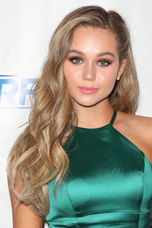 Brec Bassinger Wavy Light Brown All Over Highlights Barrel Curls Side Part Hairstyle Steal