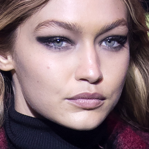 Gigi Hadid Makeup: Black Eyeshadow, Pink Eyeshadow & Nude Lipstick ...