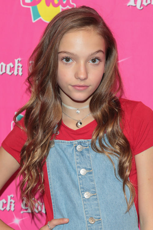 Jayden Bartels Wavy Light Brown Barrel Curls Hairstyle 