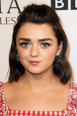 Maisie Williams Hairstyles & Hair Colors | Steal Her Style