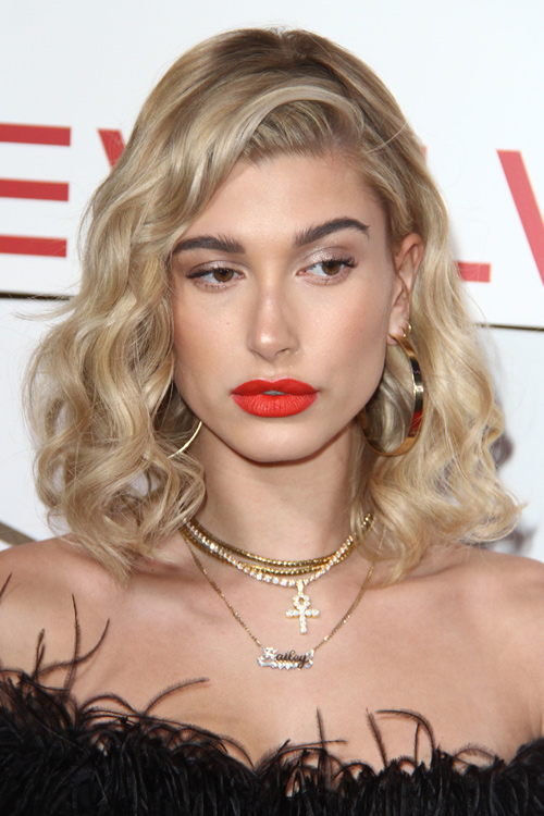 Hailey Baldwin Wavy Light Brown All-Over Highlights 