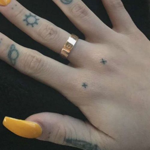 Maggie Lindemann XX friendship knuckle tattoo