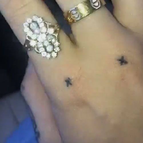 Maggie Lindemann XX friendship knuckle tattoo