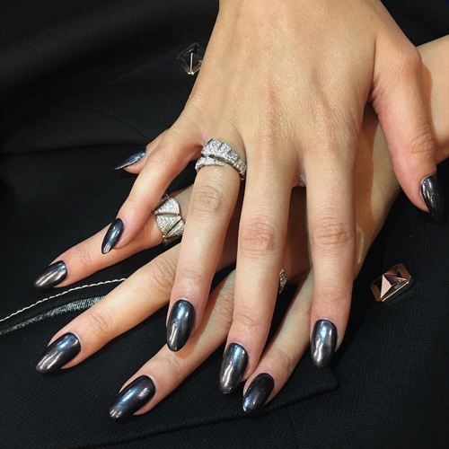 Hailee Steinfeld Black Nails | Steal Her Style