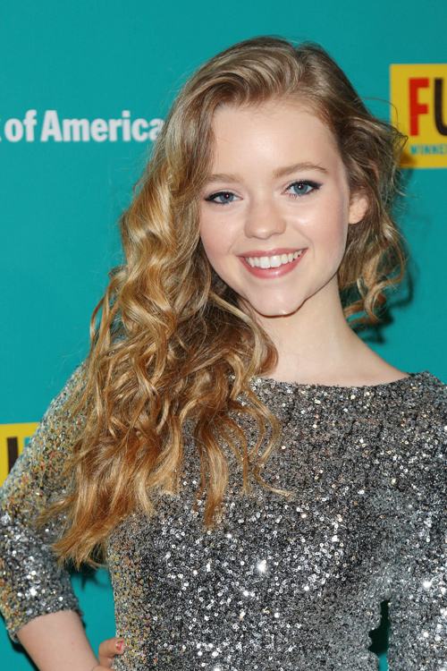 Jade Pettyjohn Wavy Light Brown All-Over Highlights 