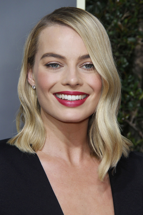 Margot Robbie Wavy Platinum Blonde Dark Roots Hairstyle 