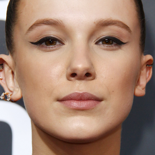 Millie Bobby Brown Makeup: Black Eyeshadow & Nude Lipstick ...